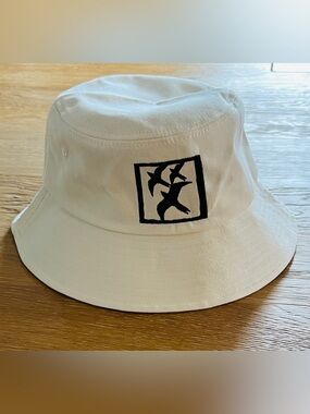🐦‍⬛🎩NWT UNISEX WHITE CANVAS BUCKET HAT W/BLACKBIRD PATCH WORK🎩🐦‍⬛